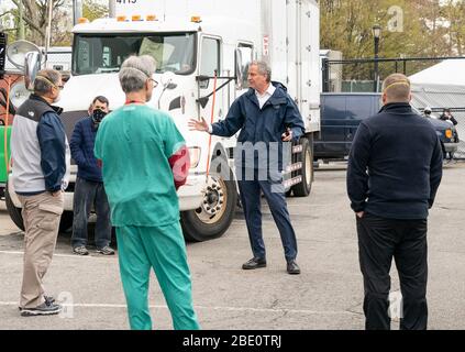 New York, Usa. April 2020. Bürgermeister Bill De Blasio spricht Medien an, nachdem er Gesundheitsarbeiter begrüßt hatte, die aus verschiedenen Teilen Amerikas kamen, um bei COVID-19 Ausbruch in NYC außerhalb des temporären Krankenhauses an den Innenplätzen des USTA Billie Jean King National Tennis Centre zu helfen (Foto von Lev Radin/Pacific Press) Quelle: Pacific Press Agency/Alamy Live News Stockfoto