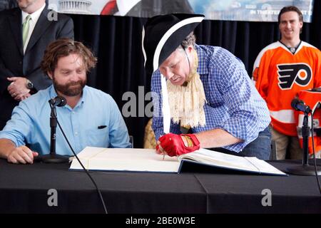 Will Ferrell und Zach Galifianakis fügen ihre Unterschriften zu einer Gedenkkopie der Verfassung zu Ehren ihres 225. Jahrestages als Teil einer landesweiten Tour zur Förderung ihres neuen Films The Campaign im National Constitution Center in Philadelphia, Pa am 31. Juli 2012 hinzu.Quelle: Scott Weiner/MediaPunch Stockfoto