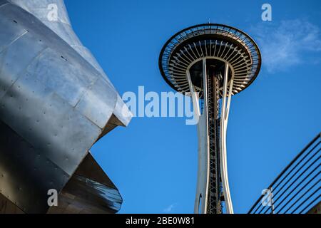 Seattle, WA, USA - Mai 26 2019: Space Needle und ein Detail des MoPOP-Musems Stockfoto