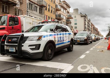 New York, NY - 10. April 2020: Trauerzug von Autos auf der Bedford Avenue in Williamsburg, Brooklyn Stockfoto