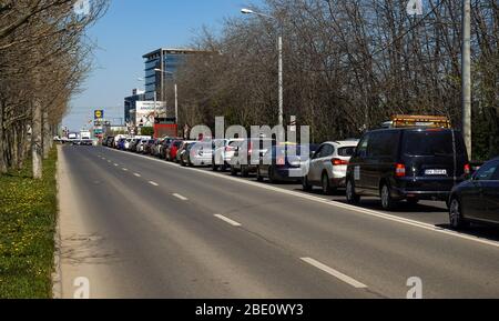 Bukarest, Rumänien - 08. April 2020: Eine lange Schlange von Autos an der Eisenbahnsperre zwischen der Hauptstadt Bukarest und der Stadt Voluntari in Rumänien. Stockfoto