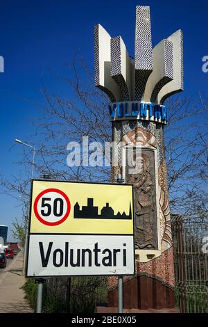 Voluntari, Rumänien - 08. April 2020: Voluntari Stadteingangsschild. Voluntari ist die größte Nachbarstadt mit der Hauptstadt Bukarest in Rumänien. Stockfoto