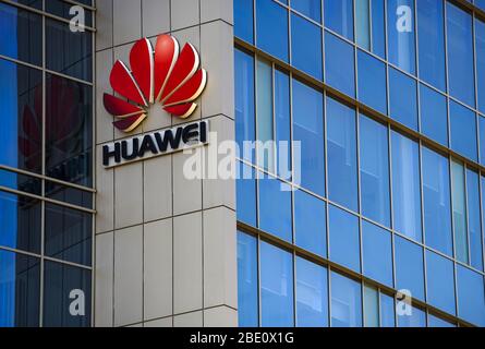 Bukarest, Rumänien - 08. April 2020: Ein Logo von Huawei, chinesischem Telekommunikationsausrüster, ist auf der Oberseite eines Gebäudes in Buchar zu sehen Stockfoto