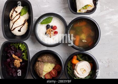 Schulfrühstück mit glutenfreiem. Kein Zuckerkonzept, Zuckerersatz. Food-Boxen mit ausgewogener Ernährung Stockfoto