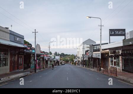 Johannesburg. April 2020. Das Foto vom 10. April 2020 zeigt eine leere Straße in Johannesburg, Südafrika. Der südafrikanische Präsident Cyril Ramaphosa kündigte am Donnerstag an, dass die Blockierung des Landes, die darauf abzielt, die Ausbreitung von COVID-19 zu hemmen, um weitere zwei Wochen verlängert werde. Kredit: Yeshiel/Xinhua/Alamy Live News Stockfoto