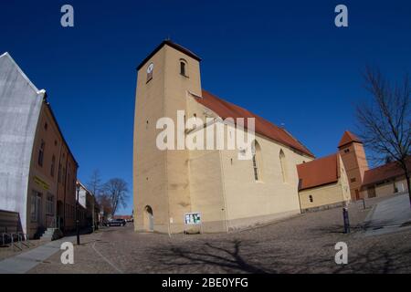 Heinrichsdorf, Deutschland. April 2020. Die evangelische Pfarrkirche St. Laurentius in Rheinsberg (Brandenburg). Quelle: Paul Zinken/dpa-zb-Zentralbild/ZB/dpa/Alamy Live News Stockfoto