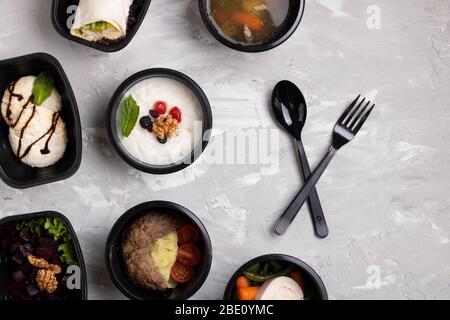 Blick von oben auf das Frühstück mit Entenfleisch, geschmortem Gemüse und Zuckeraustauschdesserts. Das erste und zweite Gänge-Menü Stockfoto