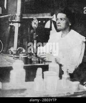 Marie Curie (7. November 1867 - 4. Juli 1934) war eine polnisch-französische Physikerin und Chemikerin, die für ihre bahnbrechenden Forschungen über Radioaktivität berühmt war. Sie war die erste Person, die mit zwei Nobelpreisen ausgezeichnet wurde: Physik und Chemie. Ihren Nobelpreis für Physik teilte sie 1903 mit ihrem Mann Pierre Curie und dem Physiker Henri Becquerel. Sie war die alleinige Preisträgerin des Nobelpreises für Chemie 1911. Curie war die erste Frau, die einen Nobelpreis erhielt, die bisher einzige Frau, die in zwei Bereichen gewann, und die einzige, die in mehreren Wissenschaften siegt. Ihre Leistungen beinhalteten eine Theorie der Radioaktivität (ein Begriff tha Stockfoto