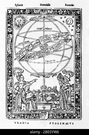 Eine Armillarsphäre (Variationen werden als sphärisches Astrolabium, armilla oder Armil bezeichnet) ist ein Modell von Objekten am Himmel (in der Himmelskugel), bestehend aus einem sphärischen Rahmen von Ringen, die auf der Erde zentriert sind, Die Linien von astronomischer Länge und Breite und andere astronomisch wichtige Merkmale wie die Ekliptik darstellen. In der Astronomie ist das geozentrische Modell (auch als Geozentrismus oder das ptolemäische System bekannt) die verdrängte Theorie, dass die Erde das Zentrum des Universums ist und dass alle anderen Objekte um sie kreisen. Ptolemäus war ein ägyptischer Universalgelehrter, der Astrologie studierte Stockfoto