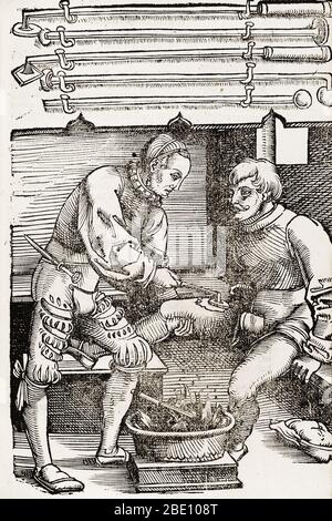Ein historischer Holzschnitt von J. Wechtlin, der einen Arzt zeigt, der einen Oberschenkel eines Mannes kautert. Veröffentlicht 1530. Die Verkohlung ist eine Methode, Blutungen durch Verbrennen des Fleisches in der Region der Wunde zu stoppen. In dieser Szene wird ein heißes Eisen ohne Betäubung verwendet. Zwischen den beiden Männern ist das Feuer, wo die Eisen erhitzt werden. Stockfoto