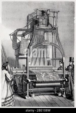 Ein mechanischer Jacquard-Webstuhl, vorne und hinten. Stich von Pegard nach L. Guiguet. Diese Vorrichtung zum Weben von Textilien wurde 1804 vom französischen Weber und Erfinder Joseph Marie Jacquard (1752-1834) erfunden. Es hatte eine Reihe von neuartigen Design-Features und war das erste, das automatisch gesteuert werden. Es wurde von einer Reihe von perforierten Karten gesteuert, die Löcher entsprechen dem Webmuster. Als dies in Fabriken eingeführt wurde, gab es Unruhen unter Arbeitern, die befürchteten, ihre Arbeitsplätze zu verlieren. Stockfoto