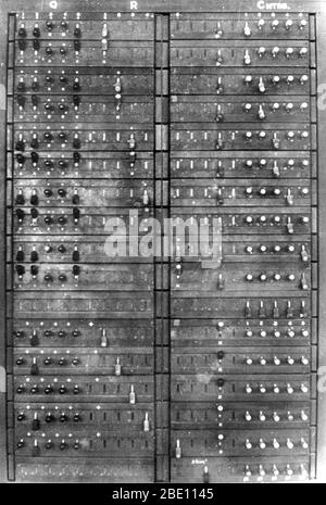 Kriegsfoto eines Teils eines Colossus-Computers mit dem Q-Panel, 1945. Colossus war ein Computerset, das von britischen Codebrechern in den Jahren 1943-1945 entwickelt wurde, um bei der Kryptanalyse der Lorenz-Chiffre der deutschen Armee zu helfen. Colossus verwendete thermionische Ventile (Vakuumröhren), um Boolesche und Zähloperationen durchzuführen. Colossus gilt damit als weltweit erster programmierbarer, elektronischer, digitaler Computer, obwohl er über Schalter und Stecker und nicht über ein gespeichertes Programm programmiert wurde. Colossus wurde von dem forschenden Telefoningenieur Tommy Flowers entworfen. Alan Turing's Verwendung von probabilit Stockfoto