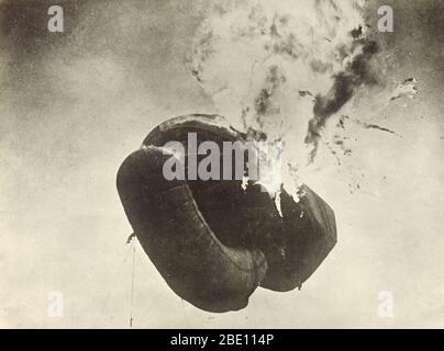 Fallschirm auf Feuer, Weltkrieg 1 Ära. Fedele Albert (Italienisch, 1895 - 1930); Italien; 1914 - 1929; Silbergelatineabzug. Stockfoto