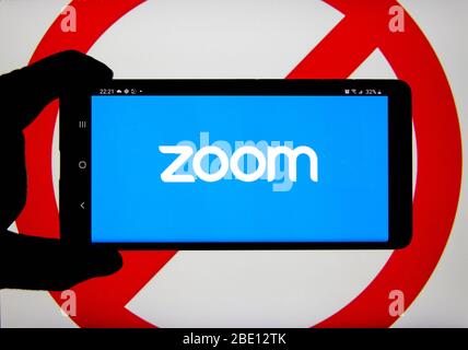 Montreal, Kanada - 9. April 2020: Zoom-App und Logo auf dem Bildschirm über verbotenes Verbotsschild. Zoom Communications ist eine Plattform und Software für Fernkonferenzen Stockfoto