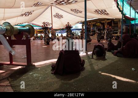 Cham-Tanz, der von tibetischen Mönchen während des Losar (Tibetisches Neujahr) in Gurupura tibetische Siedlung, Karnataka, Südindien, aufgeführt wird. Stockfoto