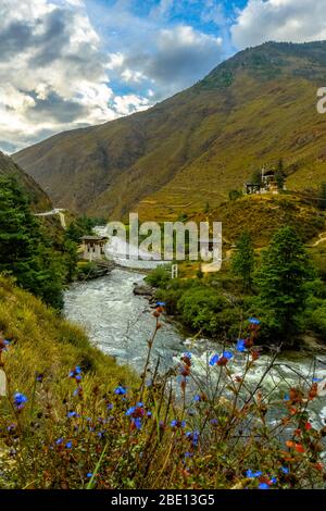 Tachog lhakhang dzong mit einer schönen alten Brücke durch den Fluss bhutan paro Stockfoto