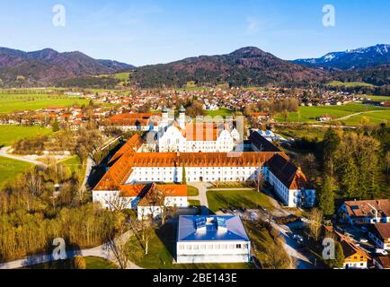 Benediktbeuern Kloster und Dorf Benediktbeuern, Toelzer Land, Drohnenaufnahme, Voralpen, Oberbayern, Bayern, Deutschland Stockfoto