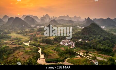 BirdsBlick auf üppig grüne Kalksteinhügel und Bauernhöfe von Guilin, China. Stockfoto