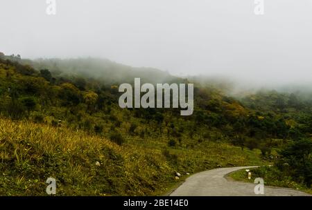 chele la Pass über Blick auf Paro Stadt in bhutan Reich des Friedens Stockfoto