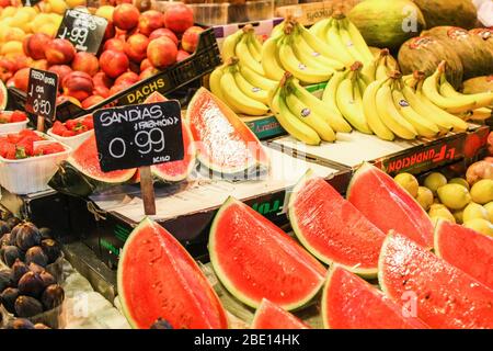 Wassermelonen Erdbeeren Bananen auf einem Barcelona-Markt Theke mit Preisschild Stockfoto