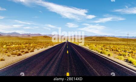 Der ruhige, lange und gerade Extraterrestrial Highway, Nevada SR 375, der entlang der Area 51 zwischen Crystal Springs und Warm Springs in Nevada verläuft Stockfoto