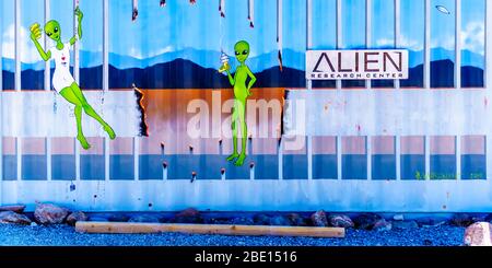 Crystal Springs, Nevada/USA - 6. Oktober 2019. Container Wand mit außerirdischen Figuren im Alien Research Center Souvenirshop in Area 51 A bemalt Stockfoto