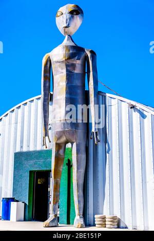 Crystal Springs, Nevada/USA - 6. Oktober 2019. Alien Statue im Alien Research Center Souvenirshop in Area 51 am Extraterrestrial Highway Stockfoto