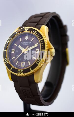 Ibach, Schweiz 31.03.2020 - die Nahaufnahme von Victorinox man Uhr Edelstahlgehäuse Edelstahlarmband Gold PVD Beschichtung blaues Ziffernblatt Stockfoto