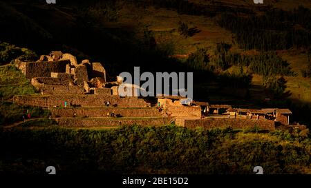 Das sanfte Licht des Sonnenuntergangs, das auf den Inka-Ruinen von Pisac in Peru scheint. Stockfoto