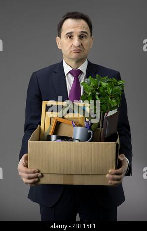 Frustrierter Mann mit Tragetasche. Personalabbau aufgrund der Finanzkrise 2020 Stockfoto