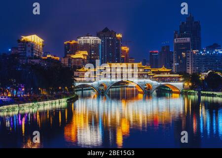 Skyline von Chengdu mit wunderschöner, farbenfroher Beleuchtung und Spiegelung der traditionell gestalteten Anshun-Brücke über den Jinjiang-Fluss Stockfoto