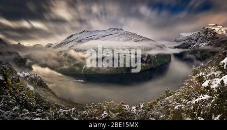 Panorama von Winter verschneiten Bergen und Wald rund um den Geiranger Fjord in Norwegen. Stockfoto