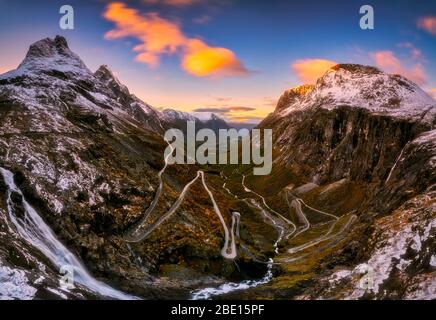 Serpentine Bergstraße und Pass von Trollstigen, Norwegen. Umgeben von steilen schneebedeckten Bergen. Stockfoto