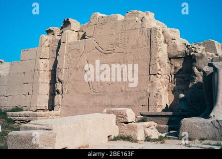 Bas-Relief des Pharao Thutmosis III. Schlagen und töten kanaanäische Feinde in der Schlacht von Megiddo auf dem siebten Pylon in Karnak Tempel, Luxor, Ägypten Stockfoto