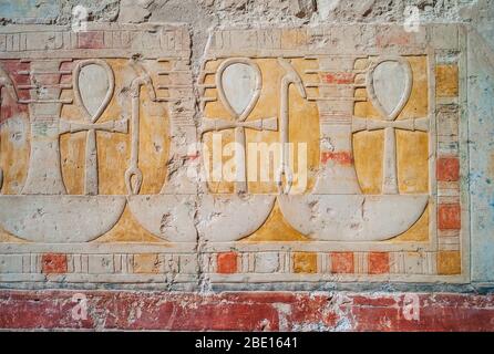 Ankh, Lebenszeichen, Djed, Säule und war, Dominion, Hieroglyphen im Tempel der Hatschepsut in Deir El-Bahari, Ägypten, ein altes Bas Relief Fresko Stockfoto