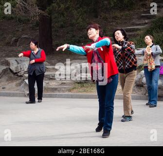 Peking, China - 8. März 2015: Chinesische Damen tanzen im Beihai Park am Internationalen Frauentag Stockfoto