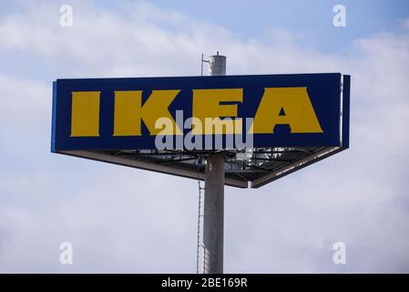 RIGA, LETTLAND. April 2020. IKEA Store-Logo. IKEA (Ingvar Kamprad Elmtaryd Agunnaryd) ist ein schwedisches internationales Unternehmen. Das Unternehmen ist jetzt das Stockfoto