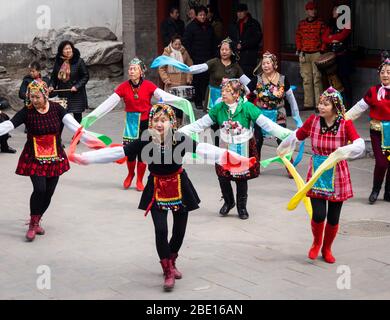 Peking, China - 8. März 2015: Eine Gruppe von Frauen, die einen traditionellen Tanz im Beihai Park am Internationalen Frauentag aufführen Stockfoto