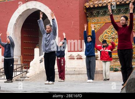 Peking, China - 8. März 2015: Menschen praktizieren Taijichuan im Beihai Park an einem Wochenende Stockfoto