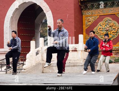 Peking, China - 8. März 2015: Menschen praktizieren Taijichuan im Beihai Park an einem Wochenende Stockfoto