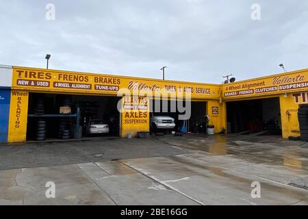 Los Angeles, Usa. April 2020. Los Angeles, USA. April 09 2020: Allgemeine Gesamtübernahme von Vallarta Tires & Auto Service im Rahmen der weltweiten COVID-19-Pandemie, Donnerstag, 9. April 2020, in Los Angeles. (Foto von IOS/Espa-Images) Quelle: Europäische Sport-Fotoagentur/Alamy Live News Stockfoto