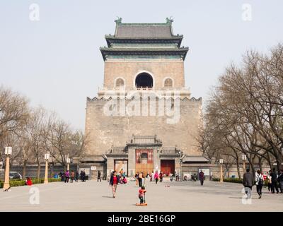 Peking, China - 26. März 2015: Menschen, die auf einer Straße zum Glockenturm spazieren Stockfoto