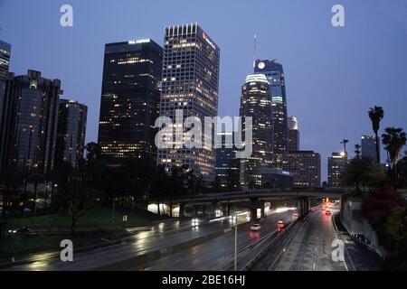 Los Angeles, Usa. April 2020. Los Angeles, USA. April 09 2020: Spärlicher Verkehr auf der Interstate 110 in Downtown Los Angeles inmitten der weltweiten Coronavirus-Pandemie, Donnerstag, 9. April 2020. (Foto von IOS/Espa-Images) Quelle: Europäische Sport-Fotoagentur/Alamy Live News Stockfoto