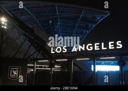 Los Angeles, Usa. April 2020. Los Angeles, USA. April 09 2020: Das Banc of California Stadium ist in blau beleuchtet, um die medizinischen Mitarbeiter der vordersten Front während der weltweiten Coronavirus-Pandemie am Donnerstag, 9. April 2020, in Los Angeles zu erkennen. (Foto von IOS/Espa-Images) Quelle: Europäische Sport-Fotoagentur/Alamy Live News Stockfoto