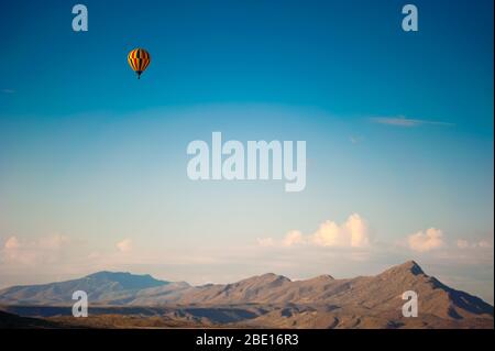 Heißluftballons steigen über New Mexico Stockfoto