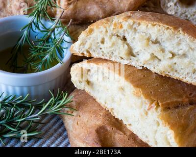 Ciabatta Brot mit frischem Rosmarin Stockfoto