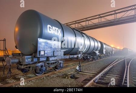 ANTWERPEN-JAN. 25, 2020. Neblige Nachtszene mit Eisenbahnhafen von Antwerpen. Die 10 größten Chemieproduzenten der Welt sind in Antwerpen vertreten. Stockfoto