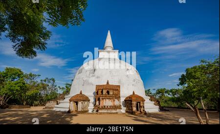 Kiri Vehera dagoba ist eine der am besten erhaltenen Dagoba in der antiken Stadt Polonnaruwa, Sri Lanka. Stockfoto