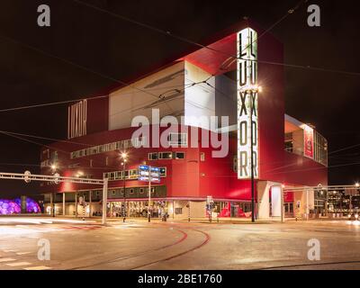 ROTTERDAM-13. MÄRZ 2020. Beleuchtetes neues Luxor Theater am Wilhelmina Platz, Kop van Zuid. Das erstaunliche Design des australischen Architekten Peter Wilson. Stockfoto