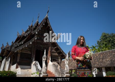 Asiatische schöne Frau in Thai Nord traditionelle Kleidung und zu Fuß in alten Tempel in Chiang-Mai, Thailand. Stockfoto